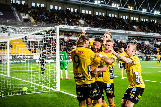 Elfsborgs Frederik Holst jublar med lagkamrater
