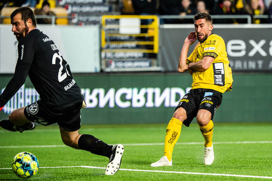 Elfsborgs Frederik Holst gör 1-1 bakom Hammarbys målvakt