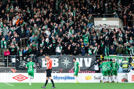 Hammarbys spelare jublar framför fansen