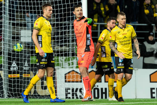 Elfsborgs Stian Rode Gregersen, målvakt Kevin Stuhr