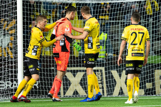 Elfsborgs Joakim Nilsson och Stian Rode Gregersen klappar
