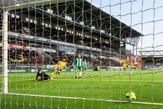 Elfsborgs Frederik Holst gör 1-1 bakom Hammarbys målvakt