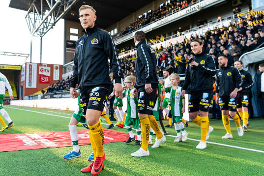 Elfsborgs spelare med Simon Strand i spetsen kommer in på