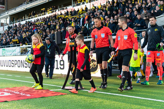 Domarteamet med domare Andreas Ekberg och assisterande