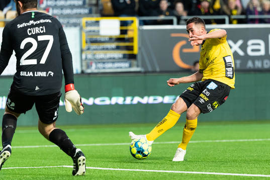 Elfsborgs Frederik Holst skjuter 1-1