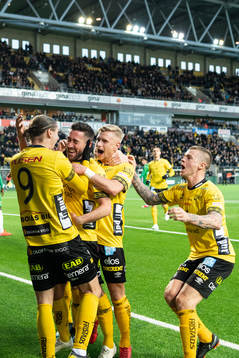 Elfsborgs målskytt Frederik Holst kramas om av Pawel