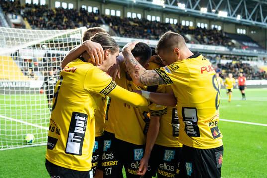Elfsborgs målskytt Frederik Holst kramas om av Pawel