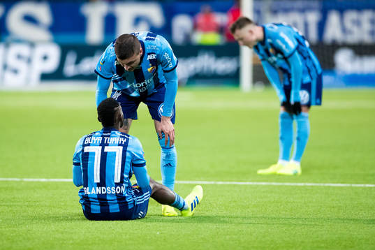 Djurgårdens Mohamed Buya Turay deppar med Erik Berg