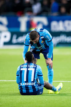 Djurgårdens Mohamed Buya Turay deppar med Erik Berg