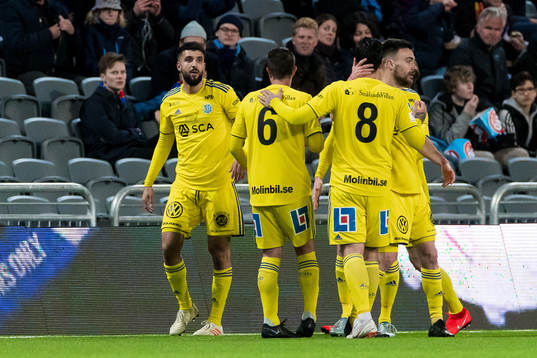 Sundsvalls Omar Eddahri (v) jublar med lagkamrater