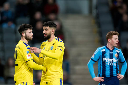 Sundsvalls Jonathan Tamimi Syberg diskuterar med Omar