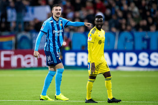 Djurgårdens Erik Berg gestikulerar bakom Sundsvalls Maic