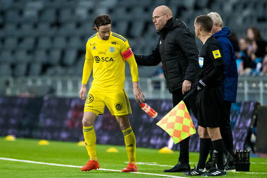 Sundsvalls Linus Hallenius i samtal med tränare Joel
