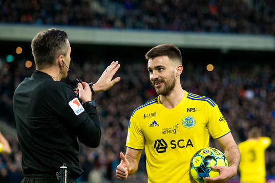 Sundsvalls Carlos Gracia i samtal med domare Bojan Pandzic