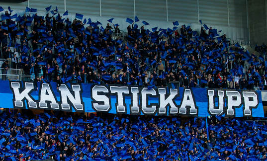 Djurgårdens supportrar med ett tifo