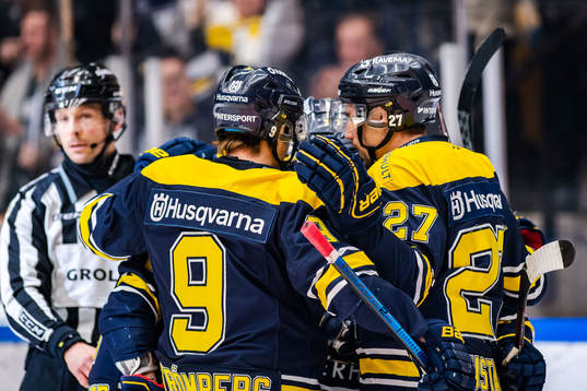 s Isac Brännström jublar med lagkamrater