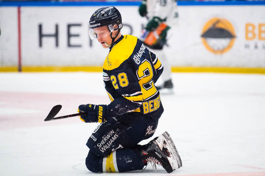 s Anton Bengtsson på knä