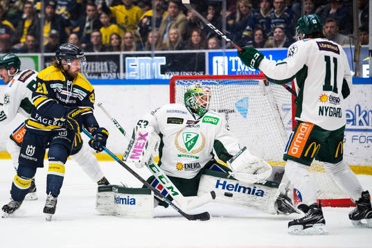 s Mattias Tedenby framför Färjestads målvakt Markus