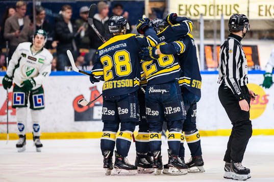 s Max Wennlund jublar med lagkamrater
