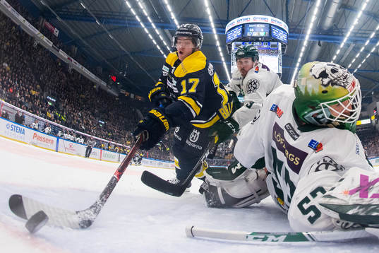 s Isac Brännström gör 1-1 bakom Färjestads målvakt