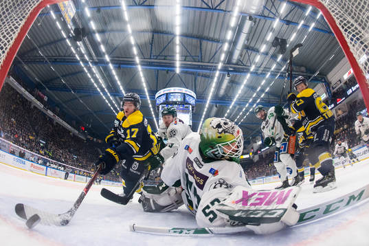 s Isac Brännström gör 1-1 bakom Färjestads målvakt