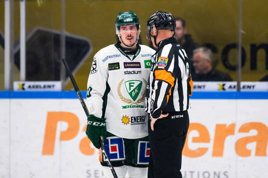 Färjestads Sebastian Erixon diskuterar med domare Sören