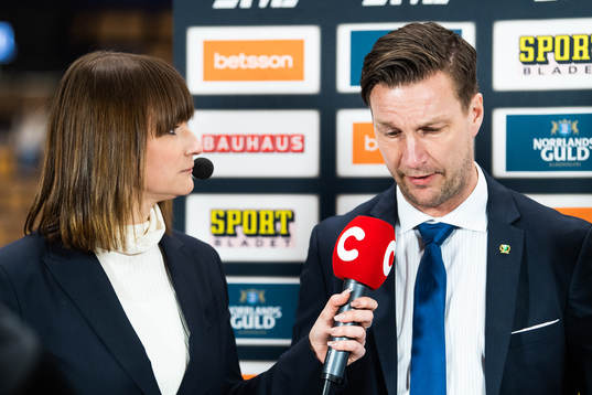 Cmores Lena Sundqvist intervjuar Färjestads tränare Johan