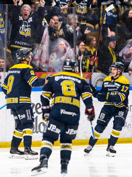 s Didrik Strömberg jublar med Isac Brännström