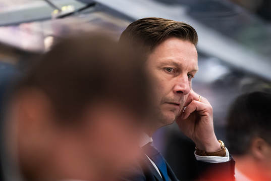 Färjestads tränare Johan Pennerborn deppar