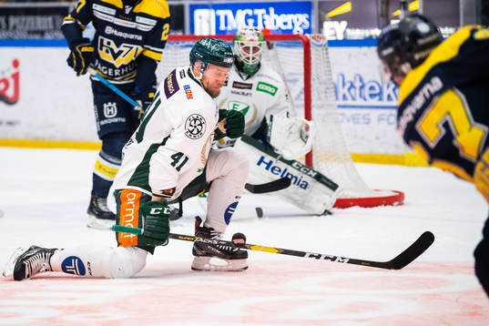 Färjestads Ilari Melart täcker skott