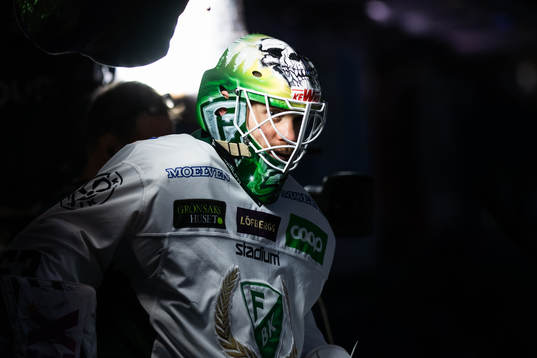 Färjestads målvakt Markus Svensson i periodpaus
