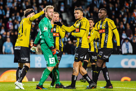 Häckens spelare jublar med målvakt Peter Abrahamsson