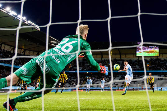 Häckens målvakt Peter Abrahamsson räddar straff från