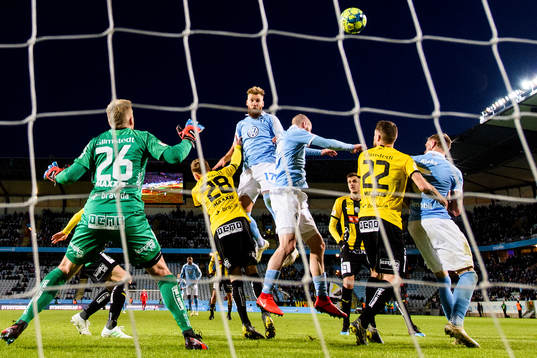 Malmö FFs Rasmus Bengtsson oroar framför Häckens