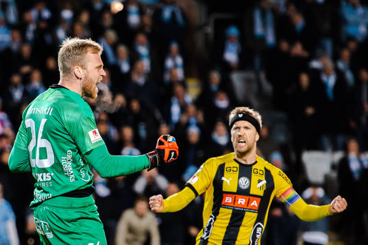 Häckens målvakt Peter Abrahamsson jublar