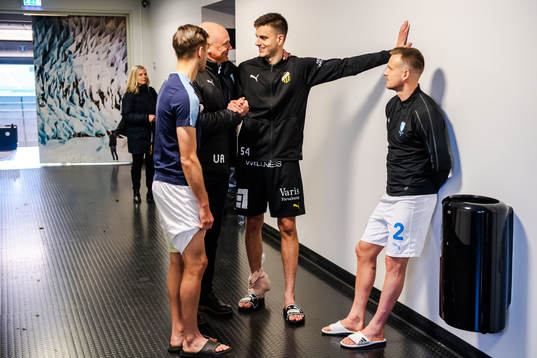 Häckens Alexander Jeremejeff hälsar på Malmö FFs