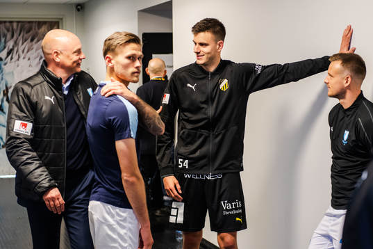 Häckens Alexander Jeremejeff hälsar på Malmö FFs