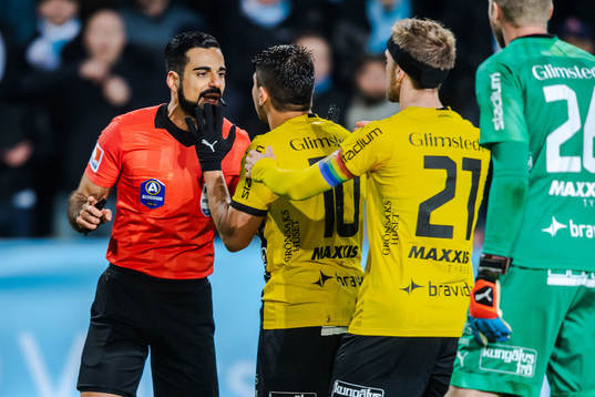Häckens Paulinho och Rasmus Lindgren diskuterar med domare