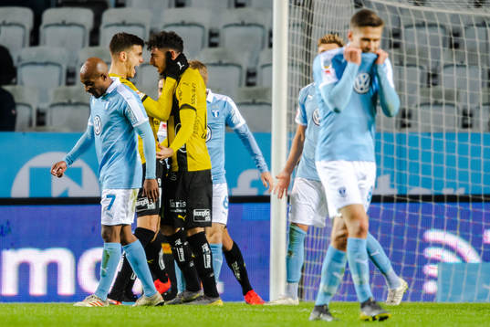 Häckens Nasiru Mohammed jublar med Daleho Irandust medan