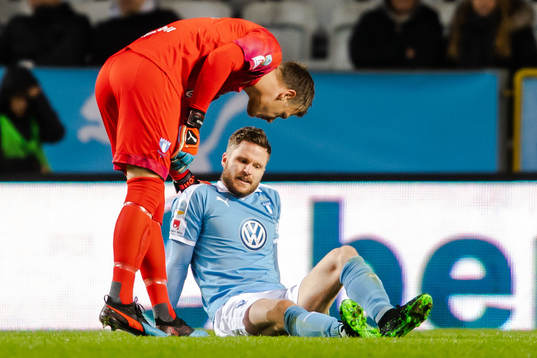 Malmö FFs Lasse Nielsen ses om av målvakt Johan Dahlin