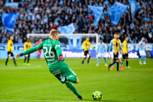 Häckens målvakt Peter Abrahamsson med en utspark