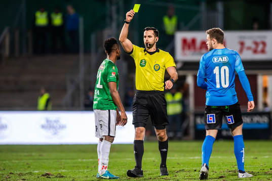 Jönköpings Enock Kwakwa tilldelas en varning av domare