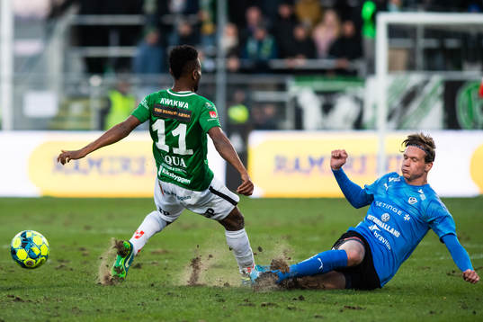 Jönköpings Enock Kwakwa glidtacklas av Halmstads