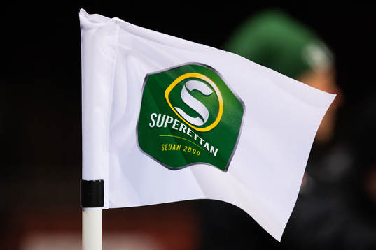 En hörnflagga med superettans logotyp på