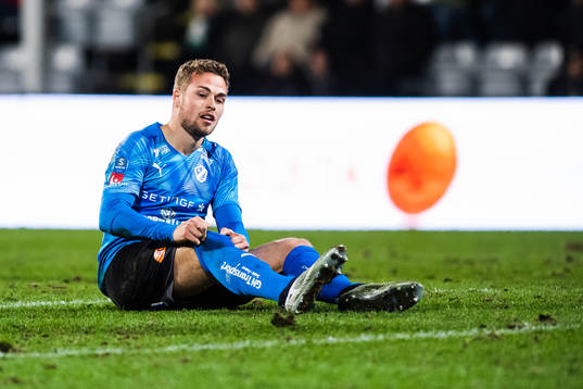 Halmstads Gabriel Gudmundsson sitter ner