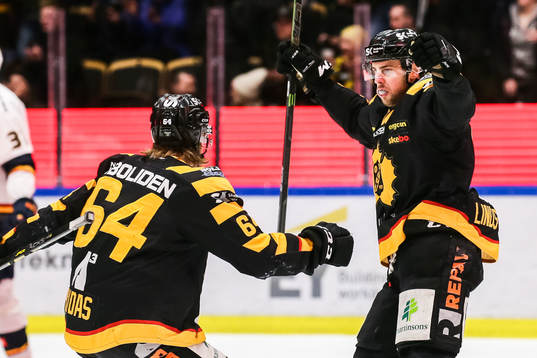 Skellefteås Joakim Lindström och Jonathan Pudas jublar