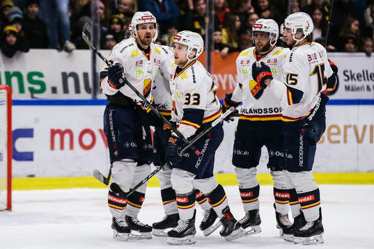 Djurgårdens Linus Hultström  jublar med lagkamrater