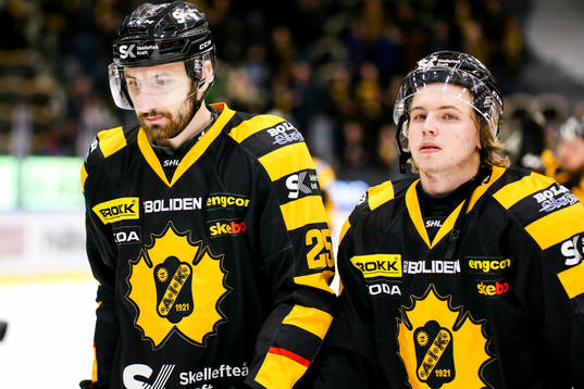Skellefteås Albin Lundin och Tim Söderlund deppar