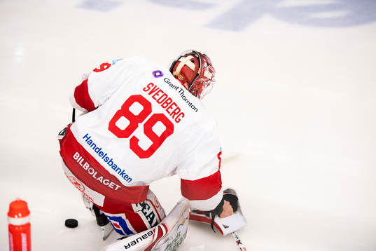 Timrås målvakt Niklas Svedberg värmer upp