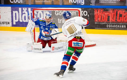 Oskarshamns Jonas Engström och målvakt Christoffer Rifalk